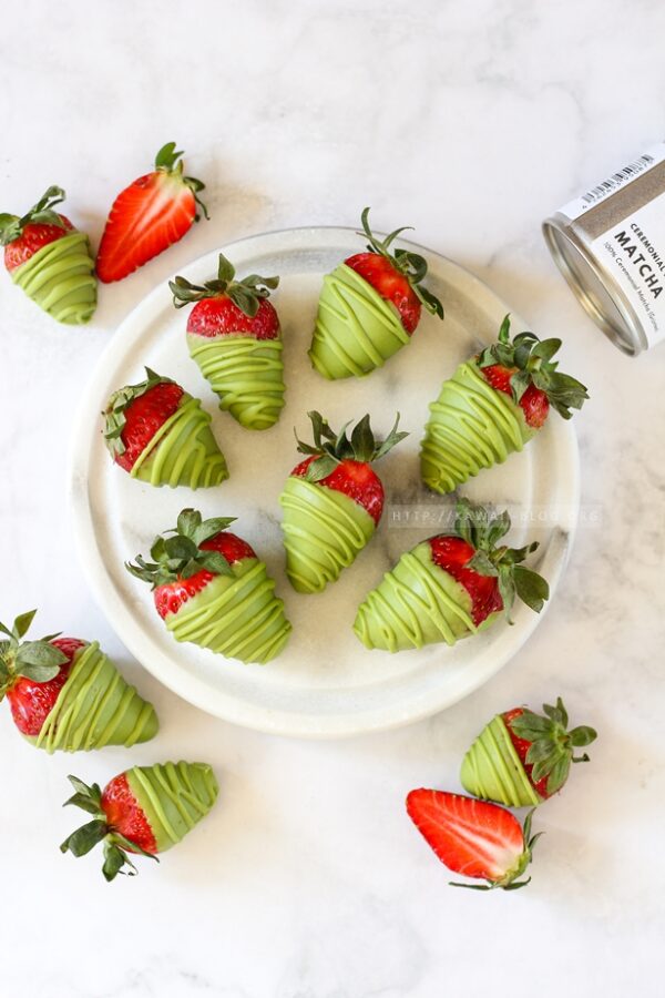 Schokolierte Erdbeeren mit Matcha