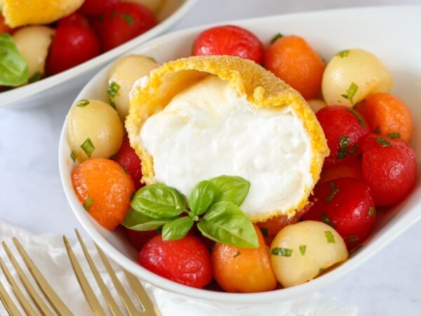Frittierter Burrata mit Melonensalat