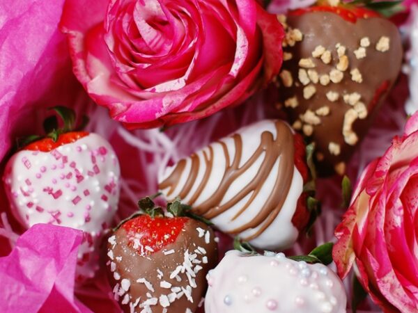 Geschenkbox mit Rosen und Schokolade